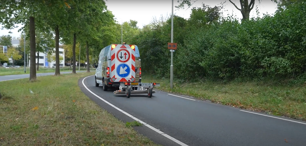 3d radar voortgetrokken door bus op openbare weg