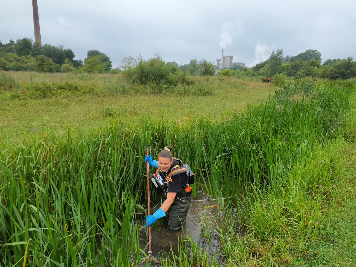 visser met elektrovisapparatuur