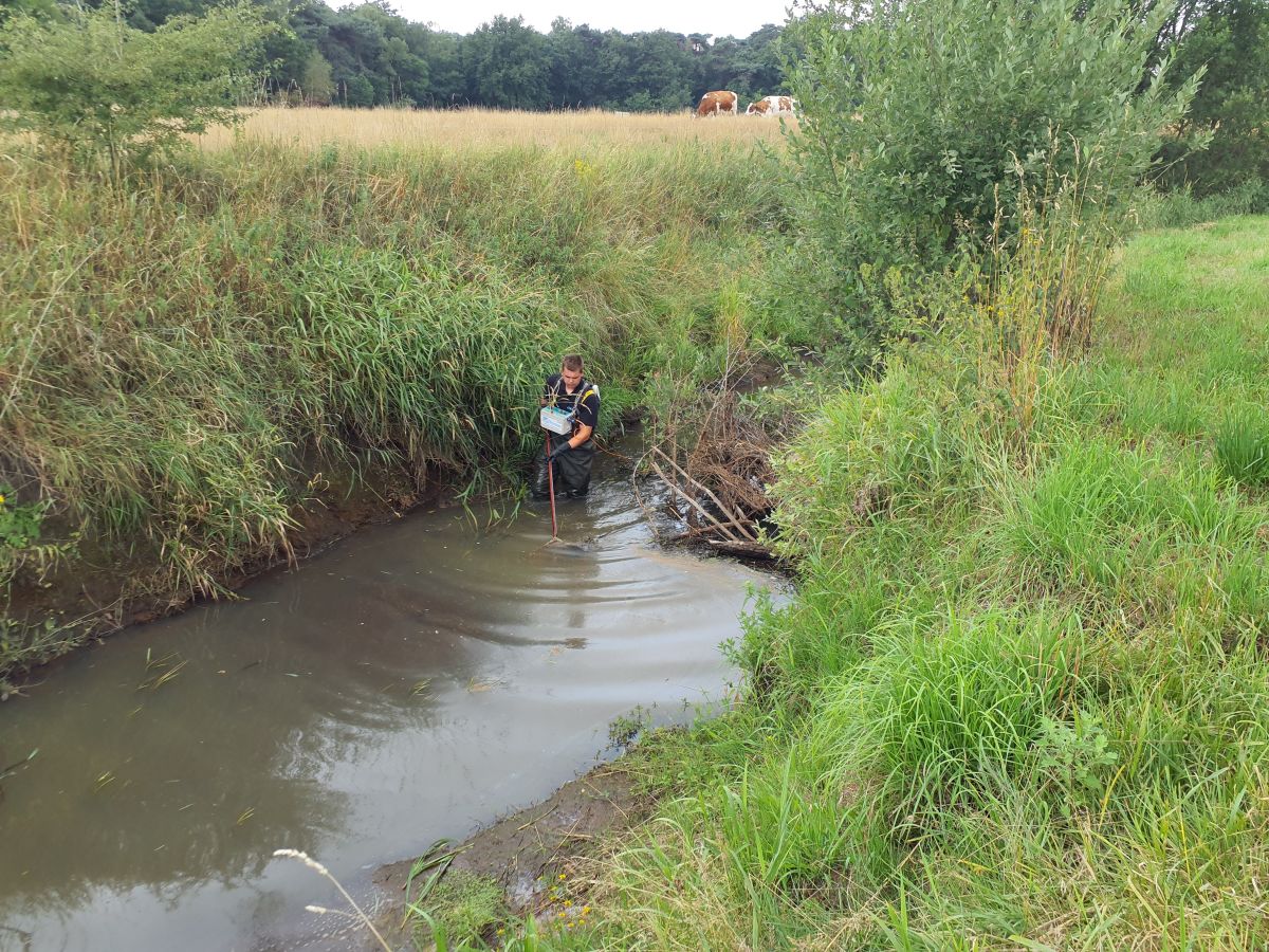 visser met elektrovisapparatuur