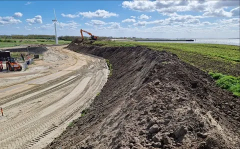 Werkzaamheden om dijk te versterken