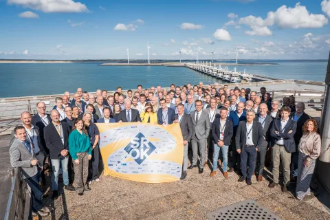 Samenwerking rijkswaterstaat, veel mensen oosterscheldekering