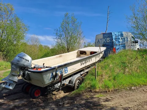 ATKB bus met boot die een onverharde helling op rijdt