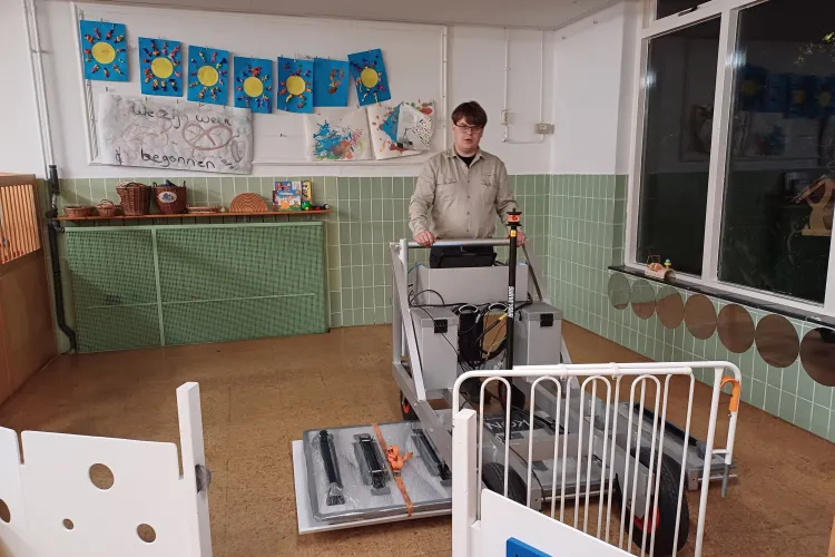Met de 3D grondradar inpandig scannen bij een kinderdagverblijf.