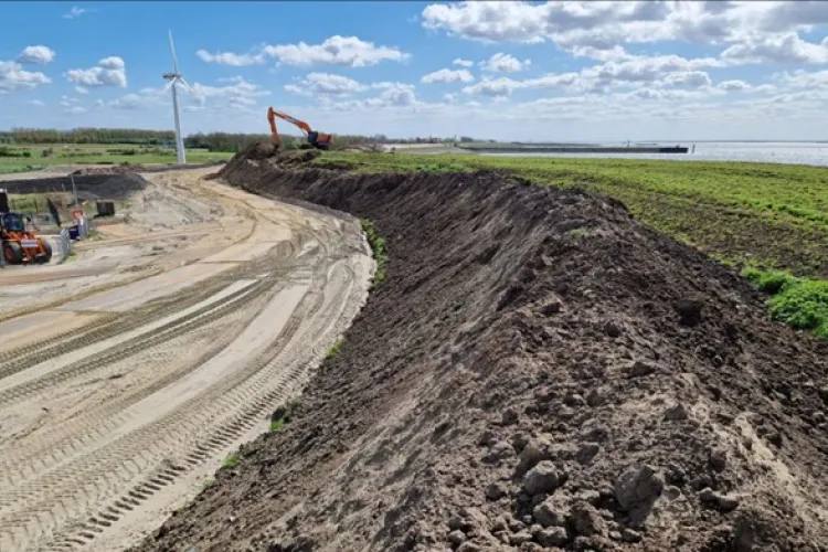 Werkzaamheden om dijk te versterken