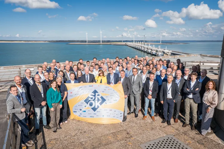 Samenwerking rijkswaterstaat, veel mensen oosterscheldekering