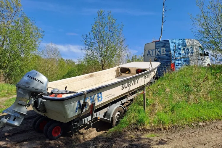 ATKB bus met boot die een onverharde helling op rijdt