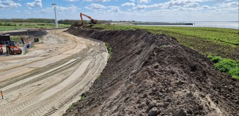 Werkzaamheden om dijk te versterken