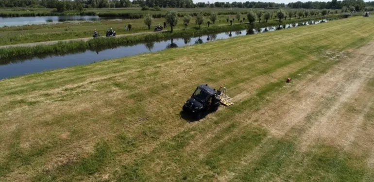 Scheuren door droogte in dijken en kades opsporen met 3D grondradar