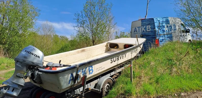 ATKB bus met boot die een onverharde helling op rijdt