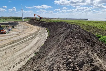 Werkzaamheden om dijk te versterken